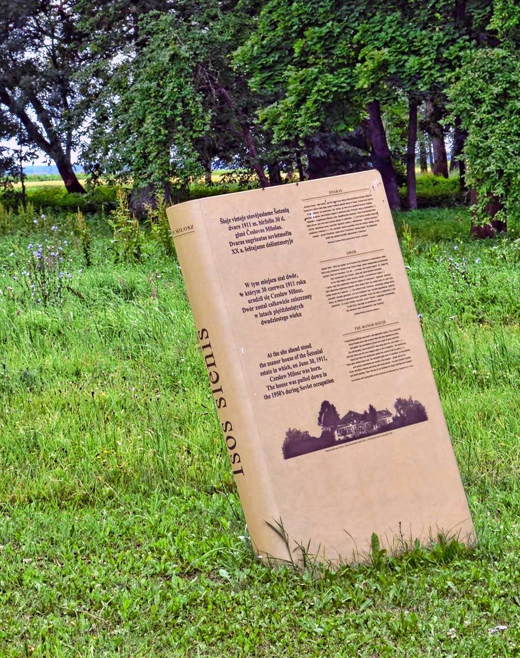 Knygos „Isos slėnis“ monumentas–stendas Šetenių parke