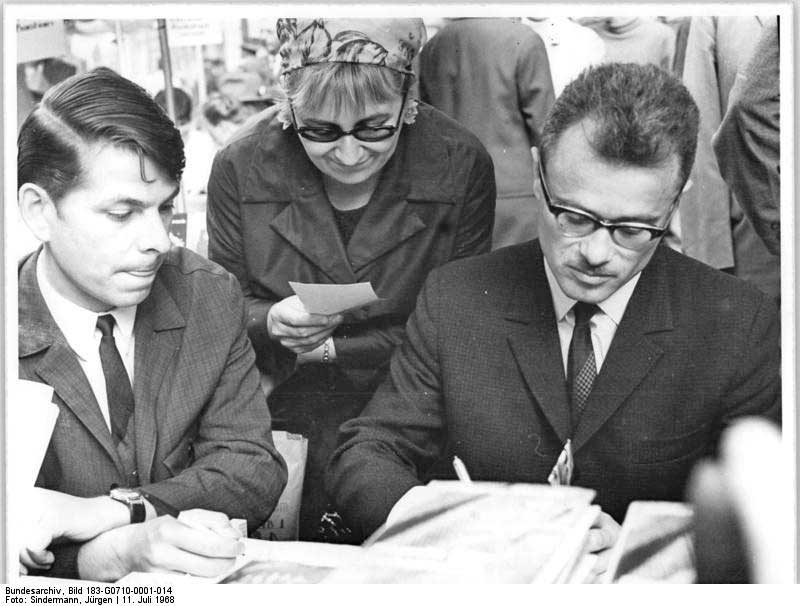 Icchokas Meras (dešinėje) dalina autografus skaitytojams per Baltijos savaitę (Rostokas, VDR, 1968-07-11)