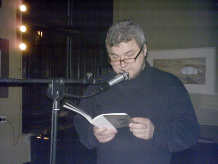 Julius Keleras Rašytojų klube 2008 sausio 24 d. pristato savo knygą „Sniegas, benamis, krentantis“