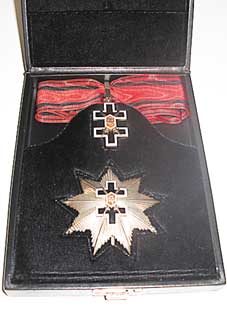 II laipsnio Vyčio Kryžiaus ordinas, kuriuo po mirties buvo apdovanotas 1998 m. buvo apdovanotas rezistencijos poetas, mokytojas, partizanas Bronius Krivickas