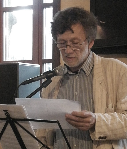 Antanas A. Jonynas Užupio kavinėje per „Poezijos pavasarį 2011“. Benedikto Januševičiaus nuotrauka