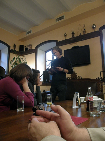Eugenijus Ališanka skaito Užupio kavinėje. Benedikto Januševičiaus nuotrauka