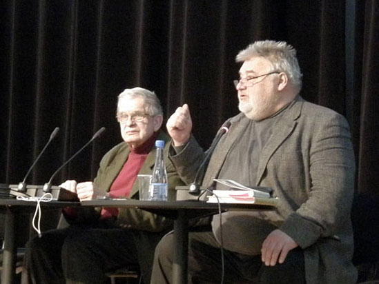 Tomas Venclova ir Alfredas Bumblauskas diskutuoja Vilniaus knygų mugėje 2011. Benedikto Januševičiaus nuotrauka