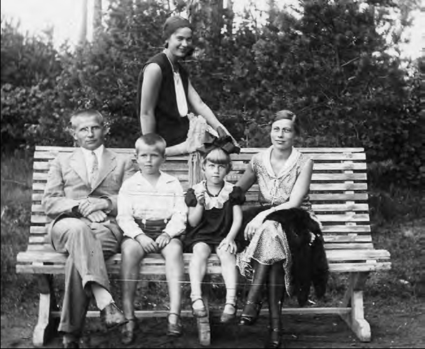 Danutė (sėdi ant suolo atlošo) Palangoje su giminaičiais, 1934 m.